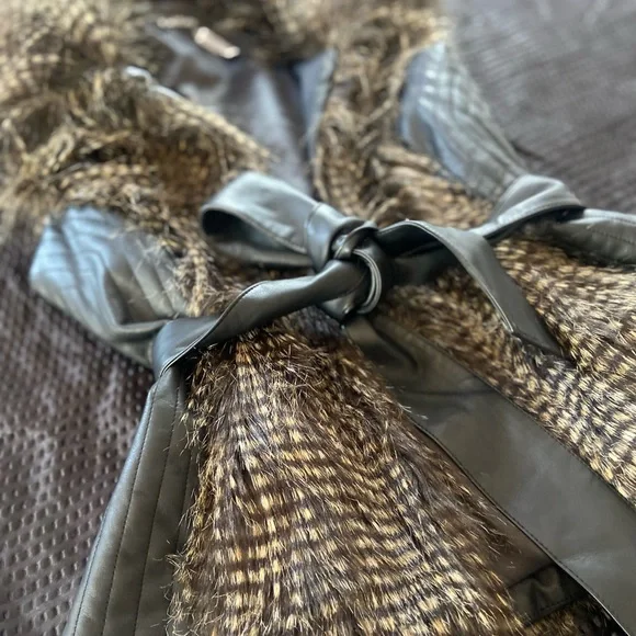 Faux leather/fur Bebe Vest with belt New Small - Picture 2 of 11